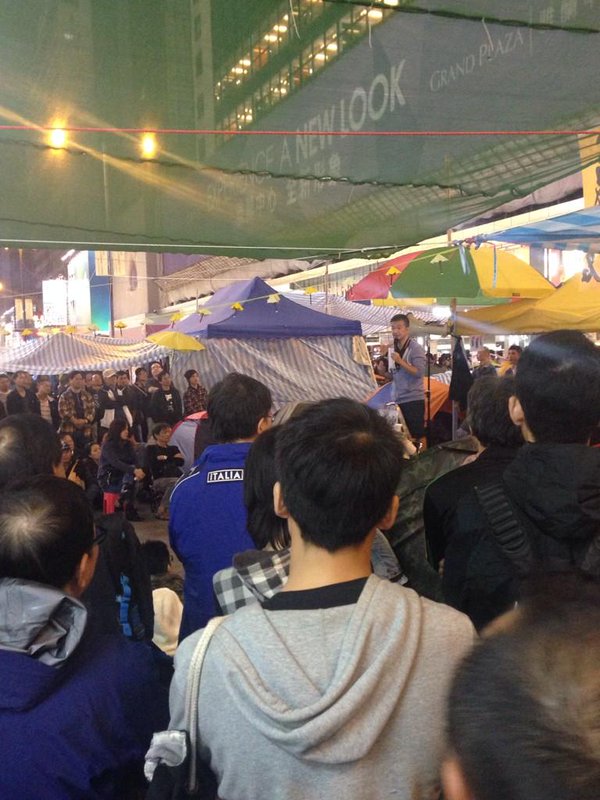 hongkong police using pepper spray at protesters that tried to