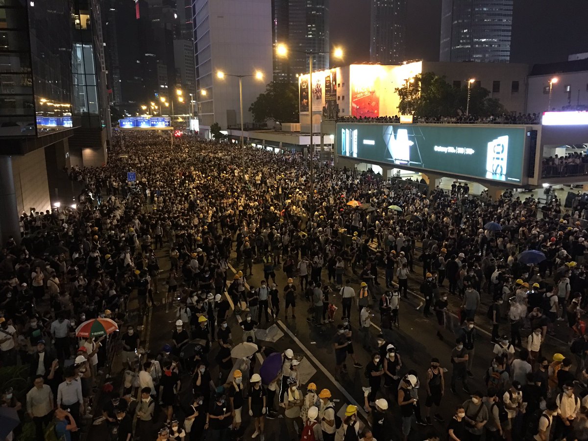 Crowds near PLA garrison in Hong Kong getting bigger. Tensions really high. Protestors ready for actions, but officers not seen closing in. @SCMPNews 