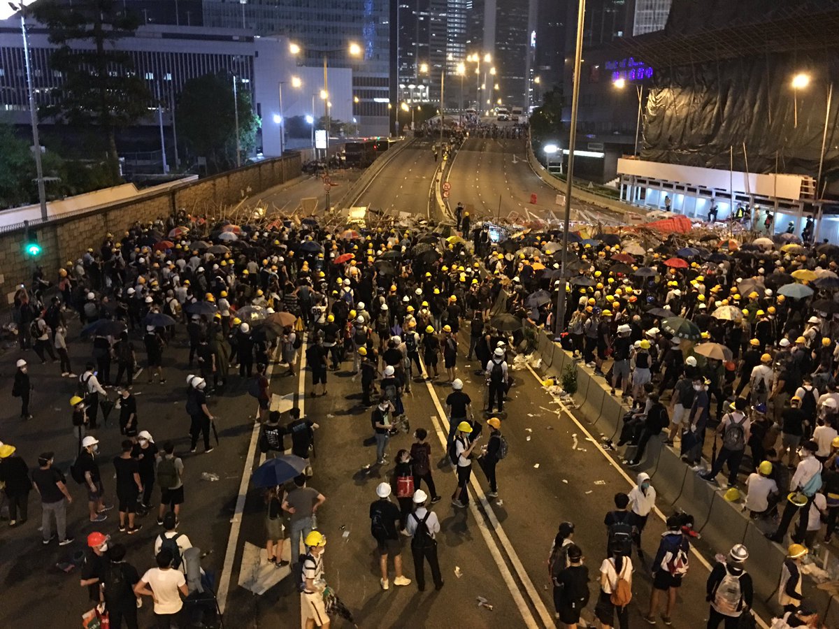 Crowds near PLA garrison in Hong Kong getting bigger. Tensions really high. Protestors ready for actions, but officers not seen closing in. @SCMPNews 