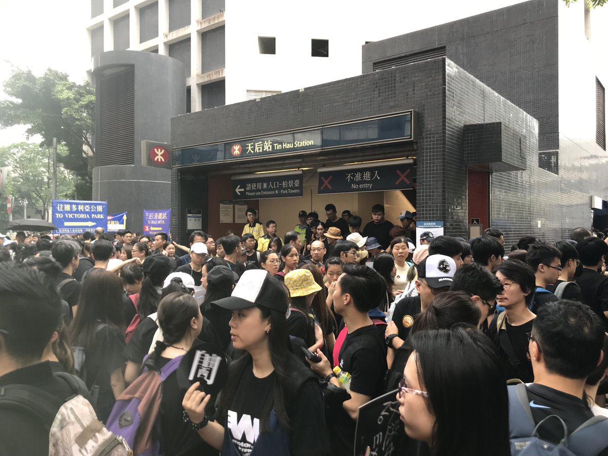 SCMP's @jeffielam reporting that MTR authorities have announced the train will no longer be stopping at Tin Hau station due to crowd levels. Here's a pic of the scene outside just a few minutes ago.