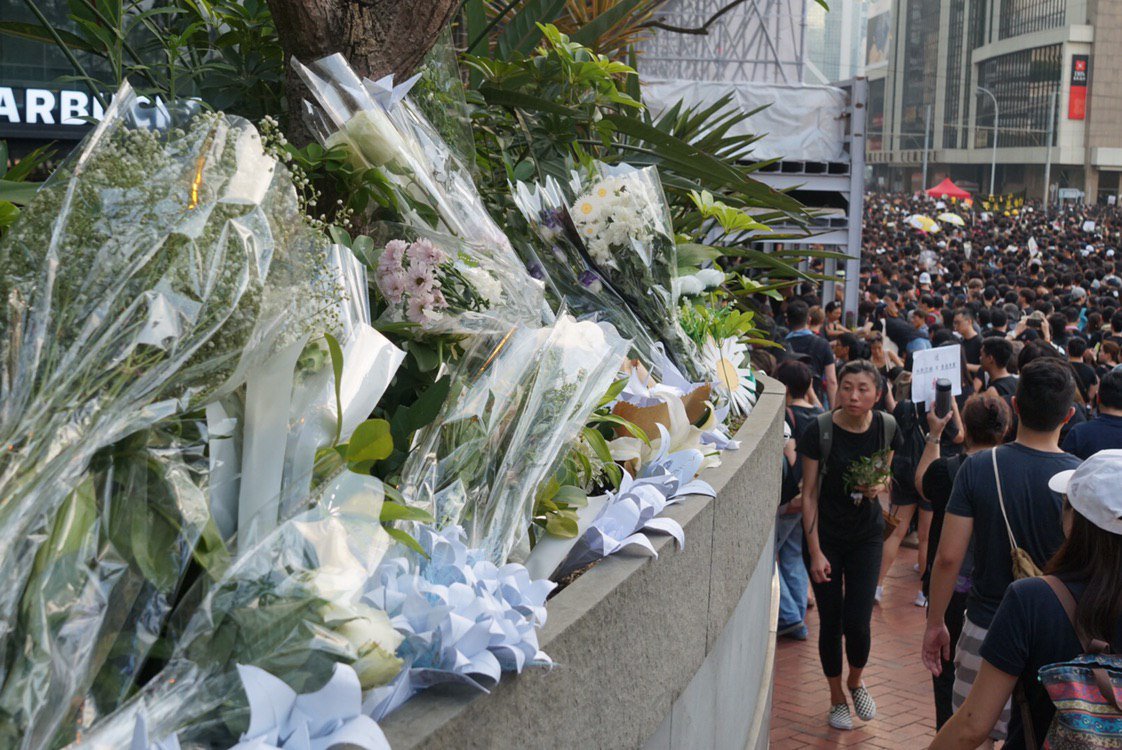 Unable to reach the memorial site due to overcrowding, people are leaving tributes to the #notochinaextradition protester who fell to his death along the road in Admiralty.  