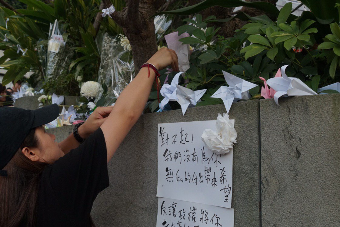 Unable to reach the memorial site due to overcrowding, people are leaving tributes to the #notochinaextradition protester who fell to his death along the road in Admiralty.  