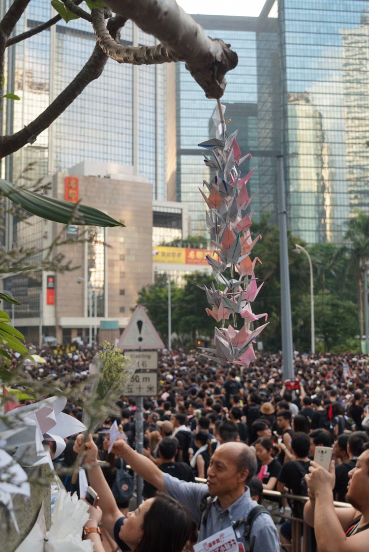 Unable to reach the memorial site due to overcrowding, people are leaving tributes to the #notochinaextradition protester who fell to his death along the road in Admiralty.  