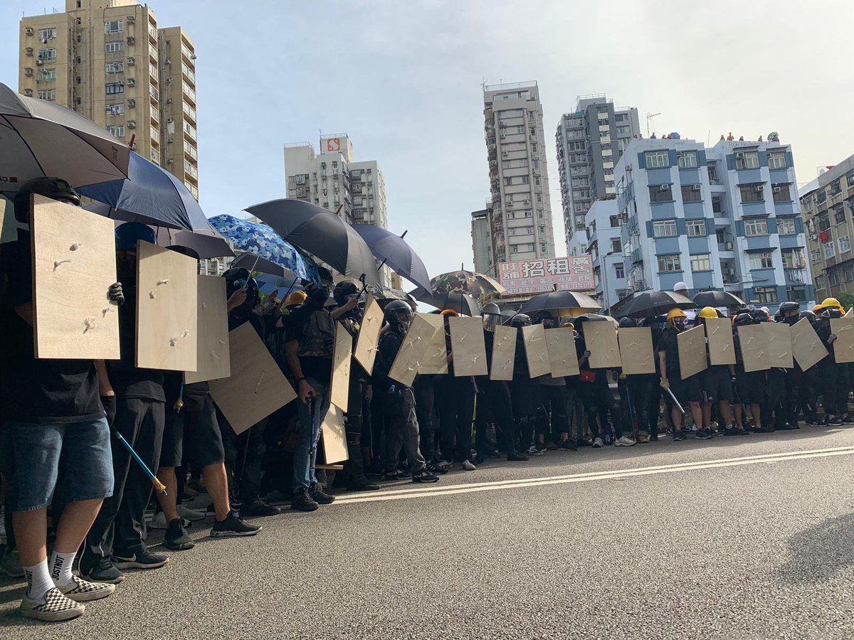 YuenLong protesters in standoff with police outside Sai Pin Wai village