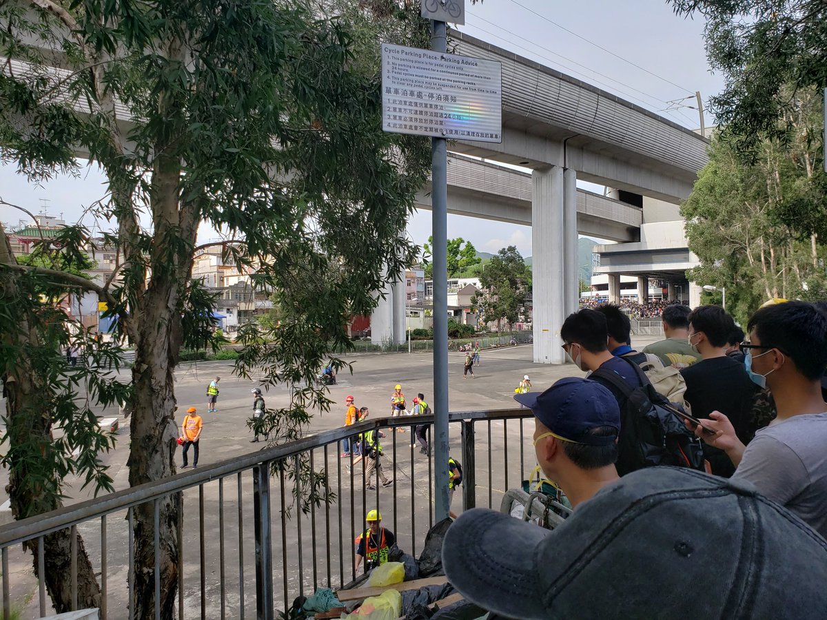 Not the best view but currently large number of 727march goers are besieging Nam Bin Wai, a walled village where many white-clad assailants were seen on 7.21. Riot police are stationing in a carpark in front of the village entrance, trying to keep two parties apart. #YuenLong
