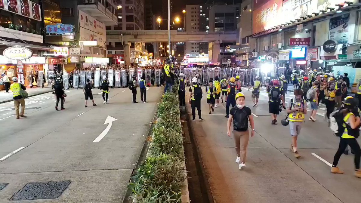 Riot police pushing down Nathan Rd, warning forcible dispersal MongKok #antiELAB