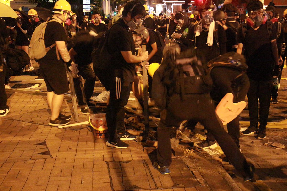 Standoff being protesters and police continued at Austin Road in TST, some slowing retreating to PolyU direction. Some also dig up bricks as defence. #hongkongprotests