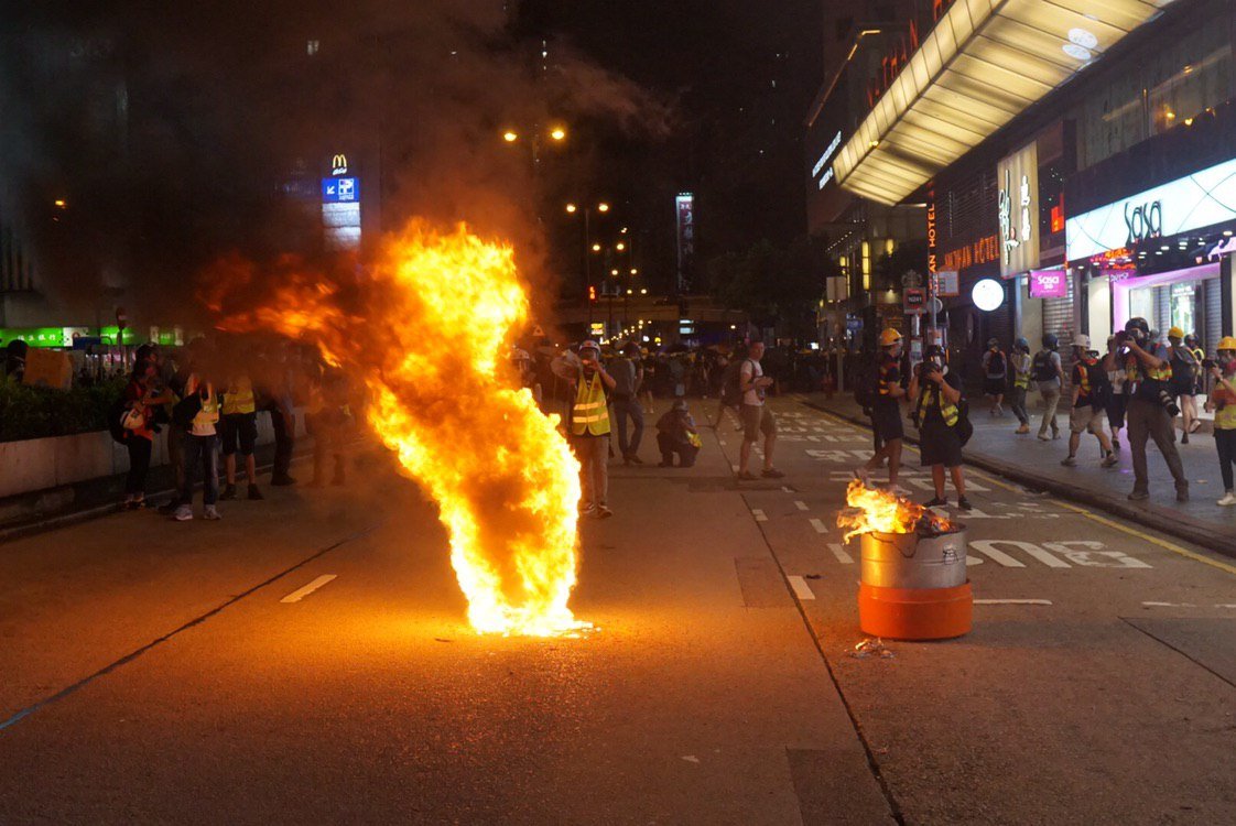 On the Jordan section of Nathan Road, some protesters set at least two rubbish bins alight to slow the police advance from Tsim Sha Tsui. Similar scenes were reported near Mong Kok. 
