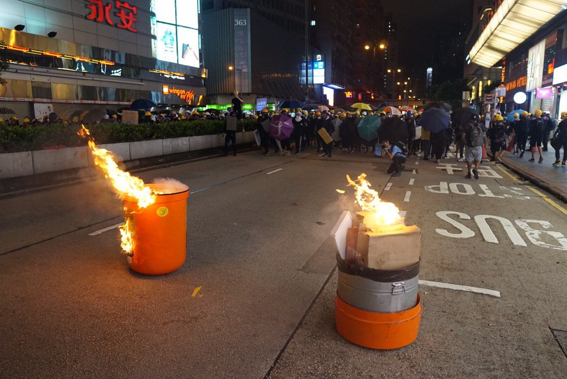 On the Jordan section of Nathan Road, some protesters set at least two rubbish bins alight to slow the police advance from Tsim Sha Tsui. Similar scenes were reported near Mong Kok. 