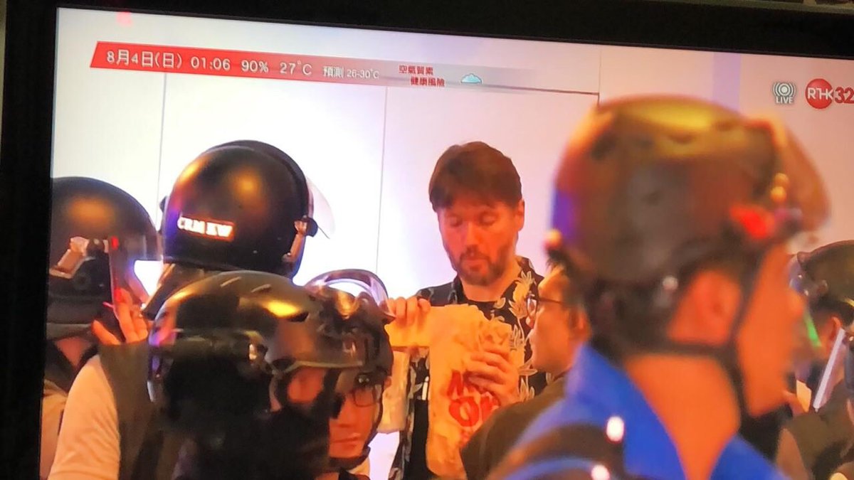 ⁦@HongKongHermit⁩ got surrounded with his McDonald's meal in Prince Edward 