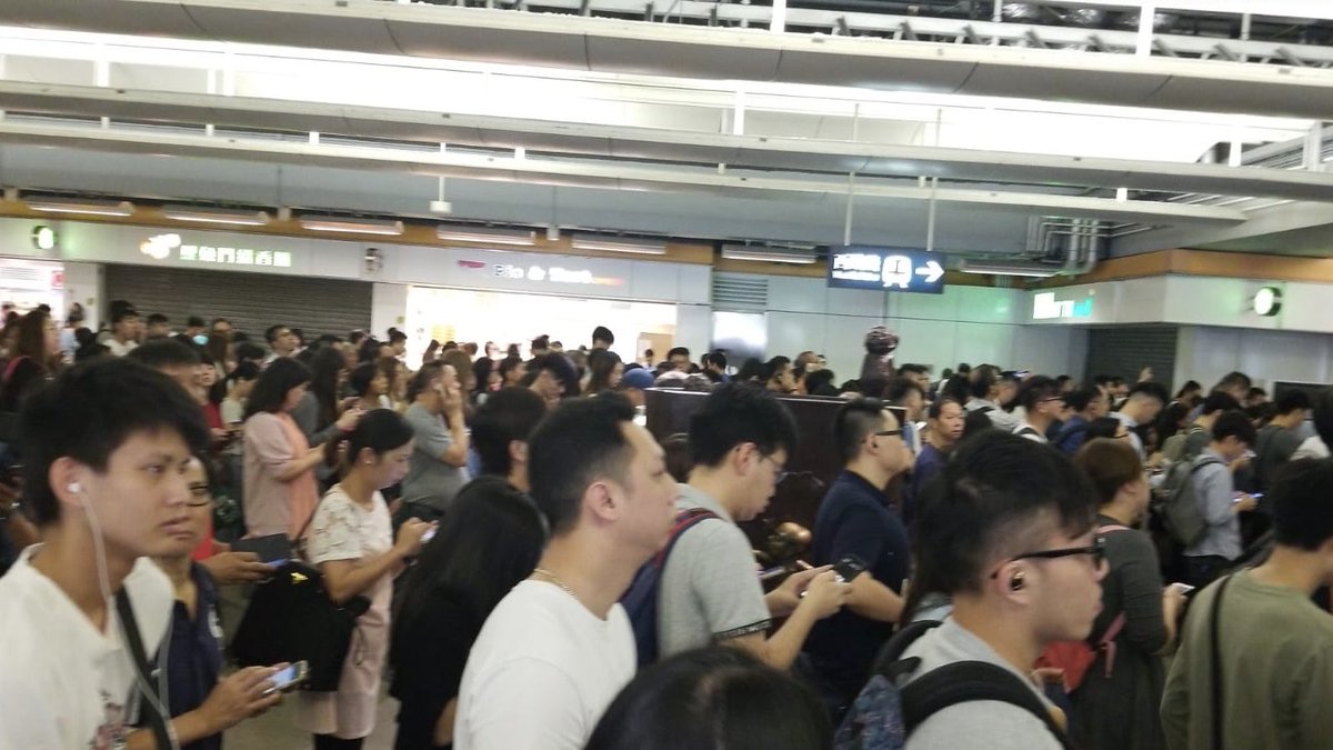 West rail line doors blocked. Disruption at Yuen Long MTR #antiELAB