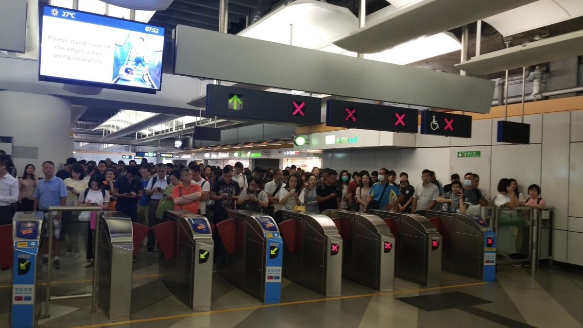 West rail line doors blocked. Disruption at Yuen Long MTR #antiELAB