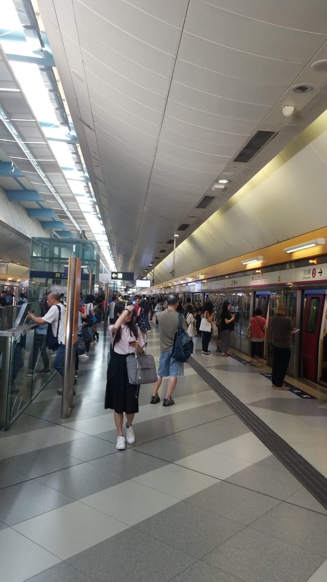 West rail line doors blocked. Disruption at Yuen Long MTR #antiELAB