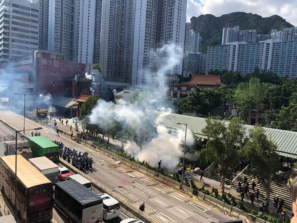 Hong Kong strikes: Lung Cheung Road - police launched at least 10 tear gas in Long Xiang Road, there is smoke to the direction of Wong Tai Sin assembly. (3:45 PM)