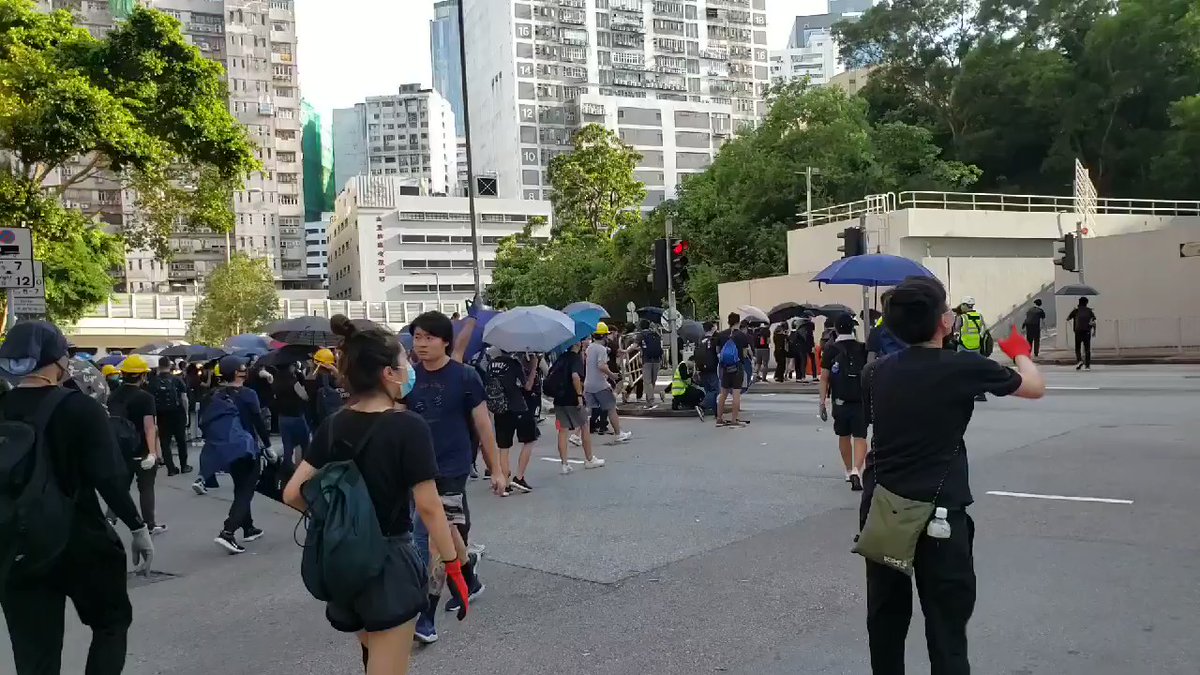 #AntiELAB protesters getting on to Tsuen Wan Police Station  #85strike
