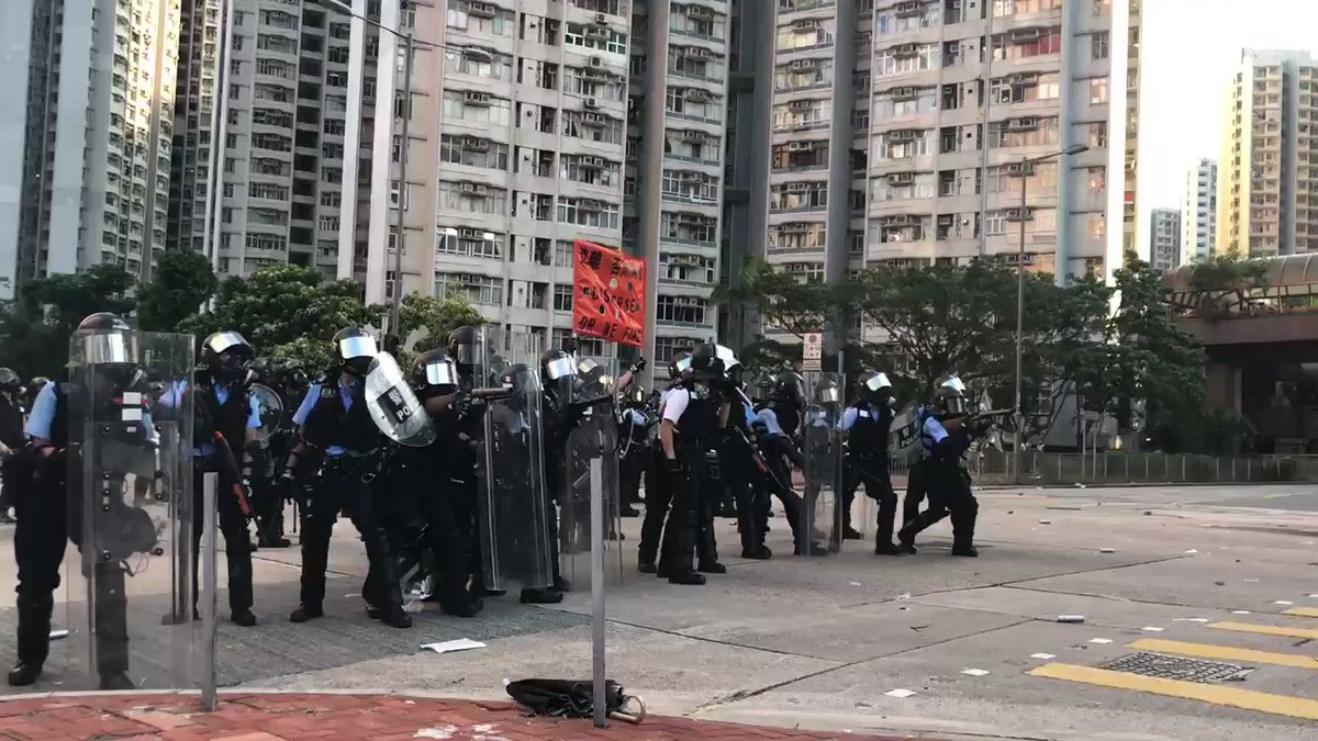 Police have fired rubber bullets to disperse protesters on Shatin Pass Road in Wong Tai Sin after 6pm #HongKong