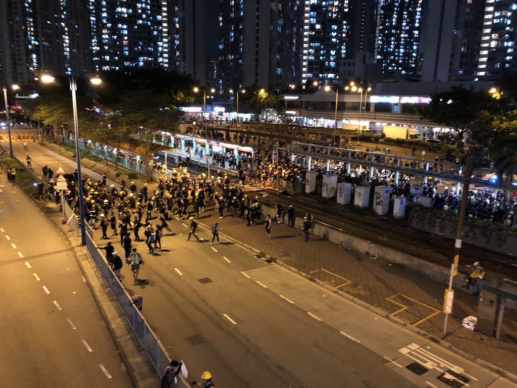 A few hundred protestors still staying at Tin Yiu Estate #antiELAB 