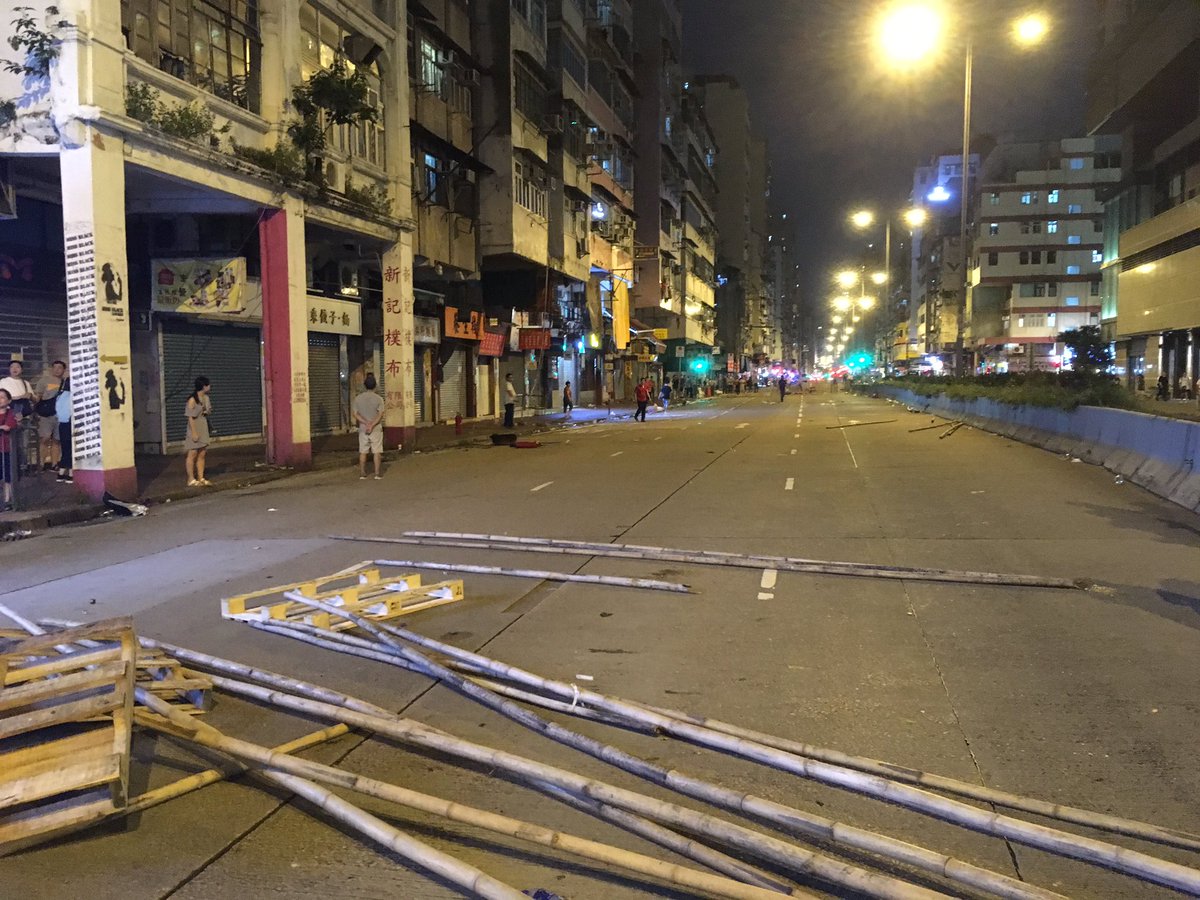 Lai Chi Kok Road is blocked South-bound. Protesters mainly heckle the police and taunt them with lasers, with claps and jeers every time a commander makes themselves visible. #AntiELAB