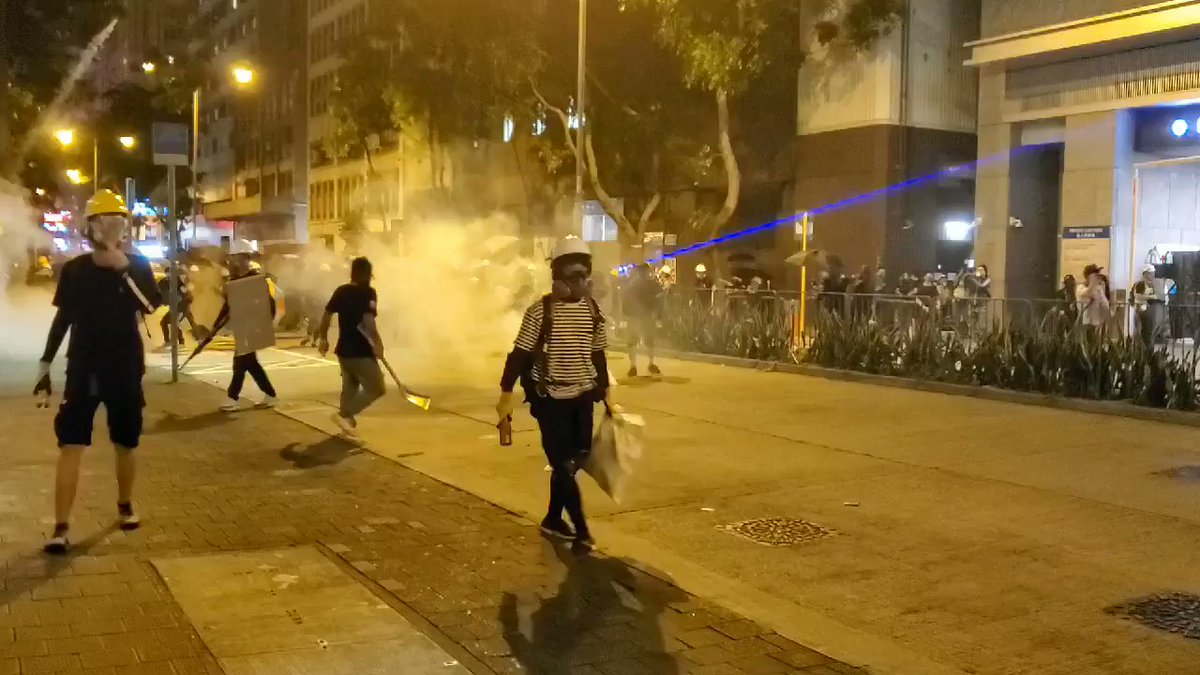 Police fire tear gas in Wan Chai, near the force's HQ  #HongKongProtests