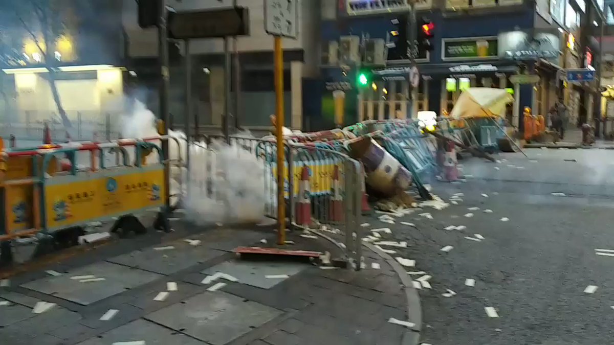 18:46 tear gas on Lockhart Road and police advancing. Now Hennessey too.