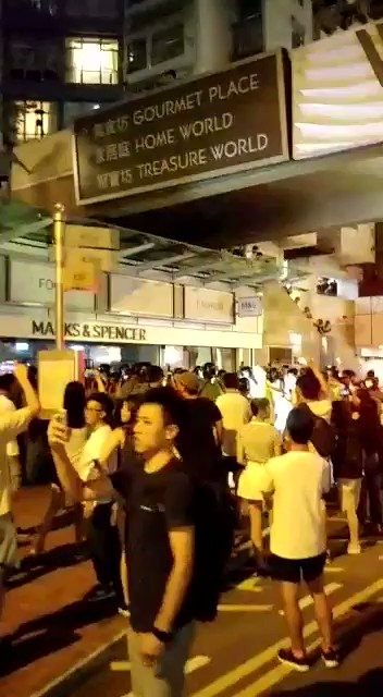 Whampoa residents reject police after protesters were reportedly headed to Whampoa and Sha Tin Police Station.  #HongKongProtests