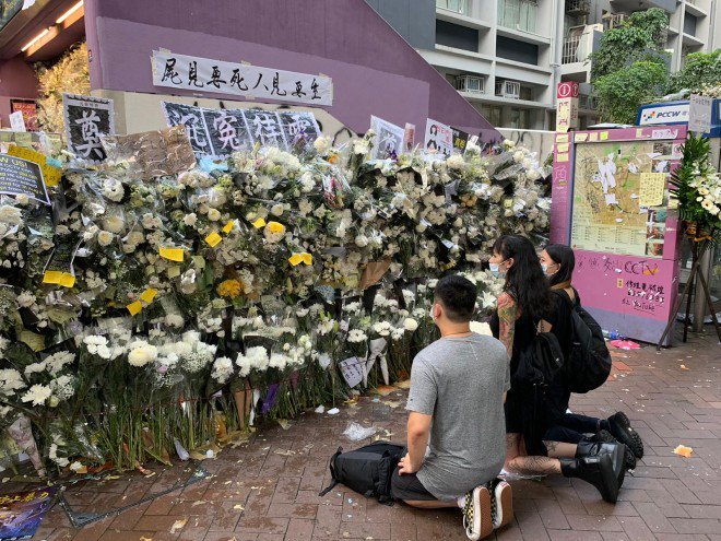Protesters kneel outside an exit of Prince Edward MTR station. Amid rumours that 3 protesters were beaten to death by police last week in the station, the government issues a statement to refute this  #HongKongProtests