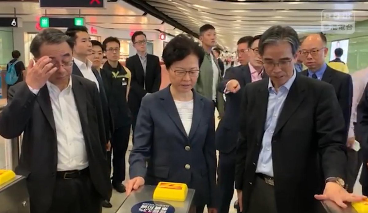 Carrie Lam inspecte la gare centrale après la destruction des installations et avec Adi Lau, Jacob Kam et le ministre des Transports Frank Chan