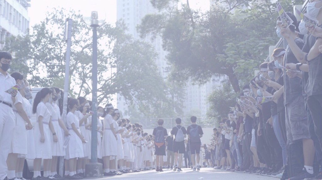 Manifestations de la chaîne des lycéens de Hong Kong: Étudiants et anciens élèves du lycée Carmel Pak U de Tai Po, en solidarité avec des étudiants et des anciens élèves arrêtés lors d'une manifestation récente