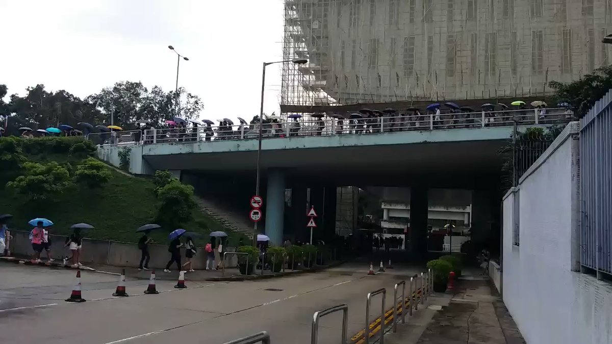 Une chaîne humaine se déplaçant autour de CityU. Manifestations à Hong Kong