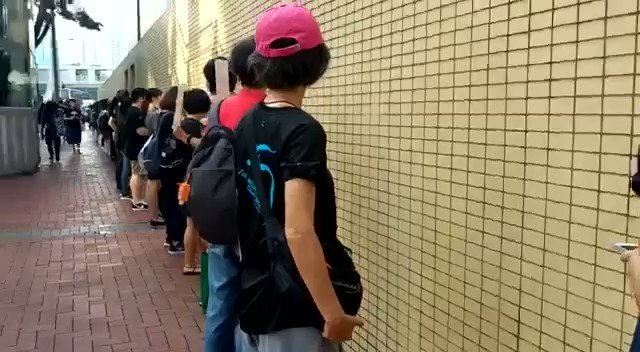 Chaîne humaine formée par des étudiants et des lycéens à Causeway Bay