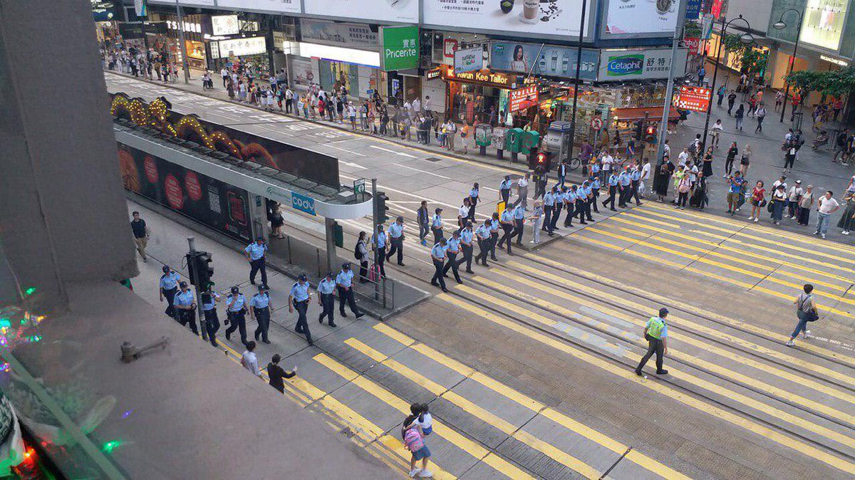 16h35, Causeway Bay. La police bloque Jardine Street et Hennessy Road pour créer une chaîne humaine pour adultes.