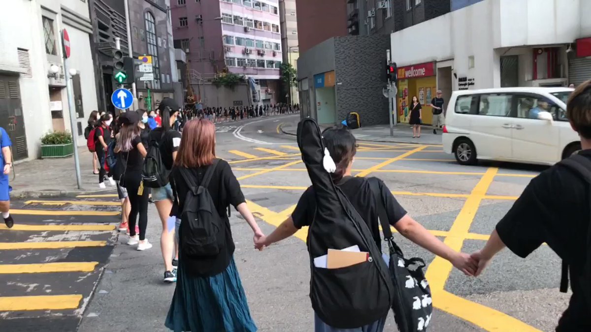 Timelapse: des étudiants et d'autres manifestants ont formé une chaîne humaine à Sai Ying Pun ce matin, séparant et nettoyant le passage piéton chaque fois que la lumière devenait verte. Hongkongprotests antielab hongkong