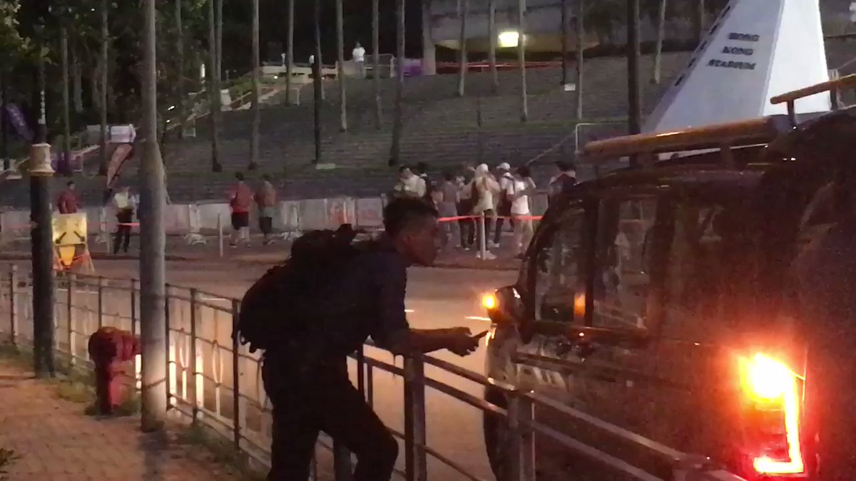 Quand l'hymne de Hong Kong est joué avant le qualificatif @FIFAWorldCup Hong Kong vs Iran. Les journalistes s'attendent à ce que le public réagisse lorsqu'ils entendent l'hymne national chinois avant le match