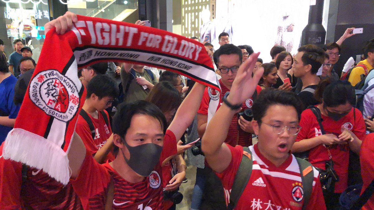 Les supporters de l'équipe de Hong Kong se retrouvent à la sortie F1 de MTR Causeway Bay