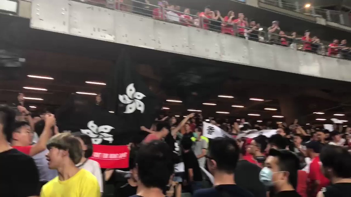Boos et le majeur ici en jouant l'hymne national de la Chine