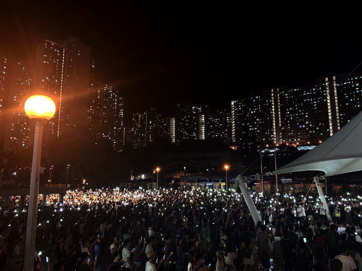Les habitants de Wong Tai Sin se rassemblent dans leur quartier pour manifester leur unité pour la démocratie et la liberté en chantant des slogans et en chantant gloire à Hong Kong