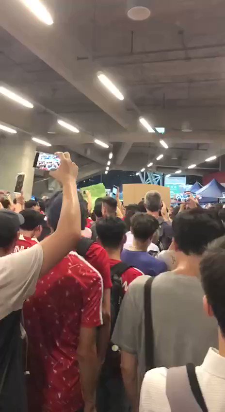 22h12 Les fans de football chantent Glory à Hong Kong quand ils quittent le stade