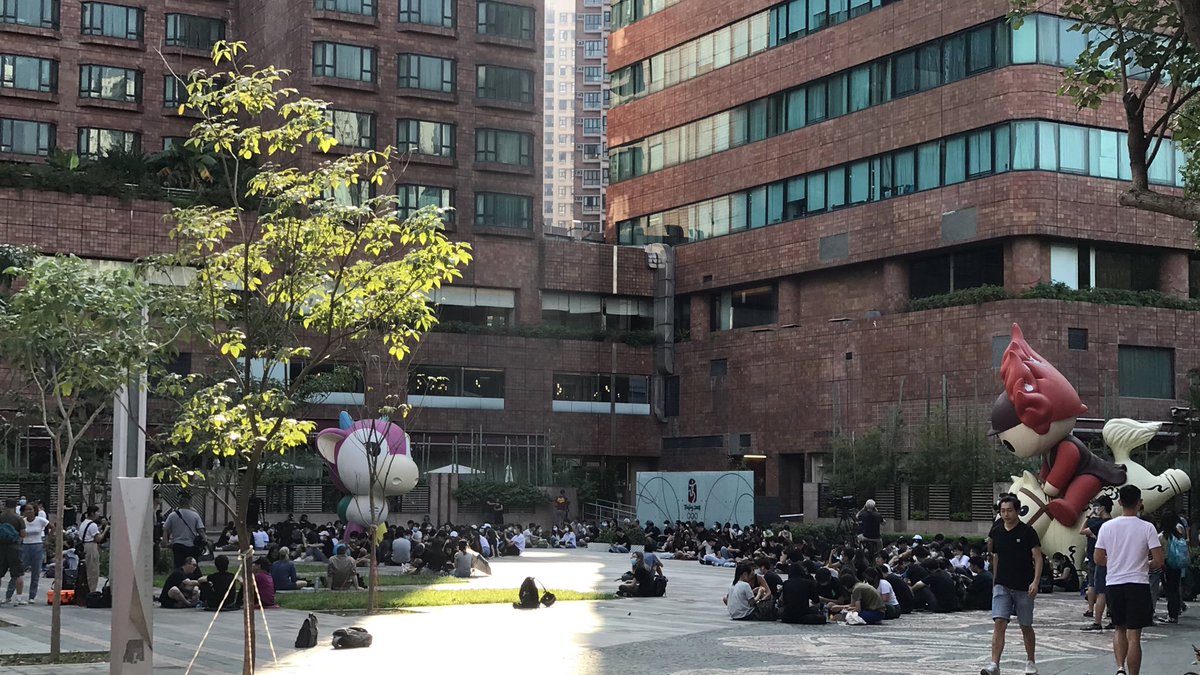 There are still hundreds of citizens outside Sha Tin Magistrates' Courts to support the middle school student who was shot.