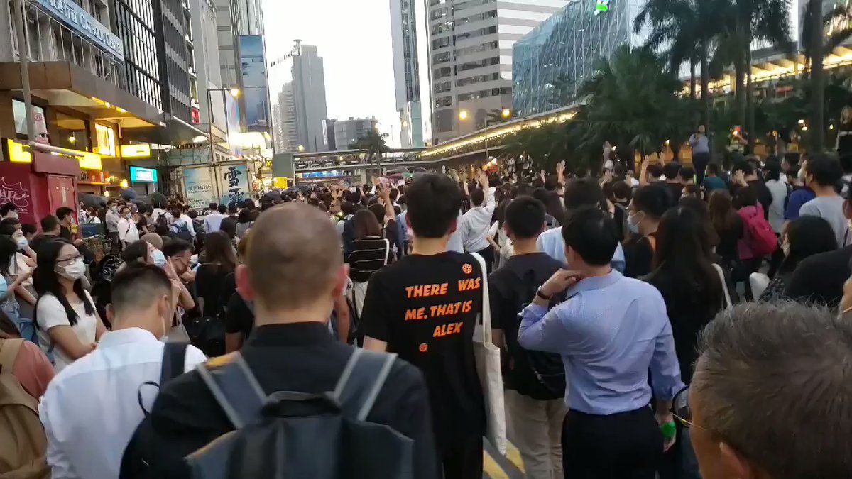 NOW on Connaught Rd Central people are marching towards Sheung Wan, upholding an open palm for Five Demands. A woman shouted 寧為玉碎，不為瓦全 meaning would rather be ashes than dust. Some shouted to onlookers Come join the march