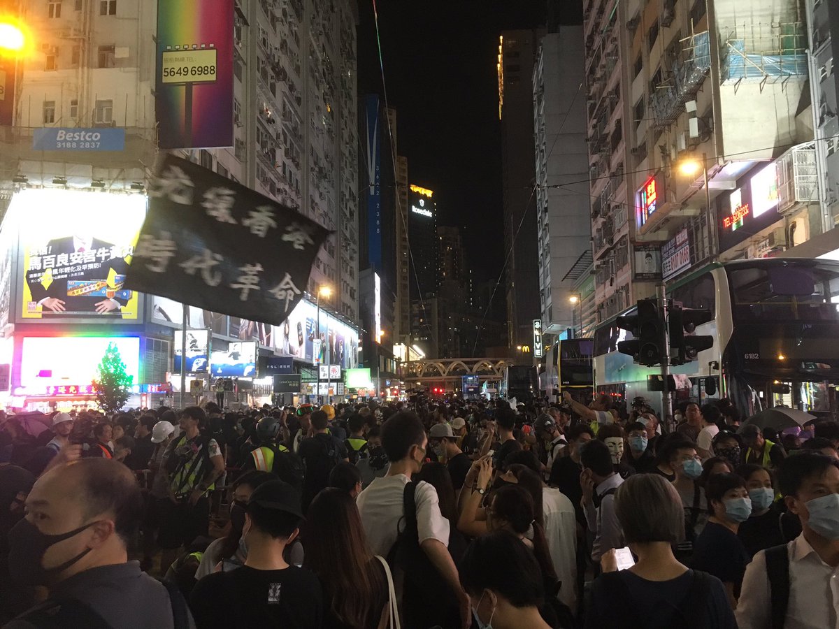 Hennessy Rd has just been barricaded at Sogo. The Central protesters have met up with others in Causeway Bay & all are   marching westward down Hennessy. A very joyous, powerful & electric atmosphere at the moment