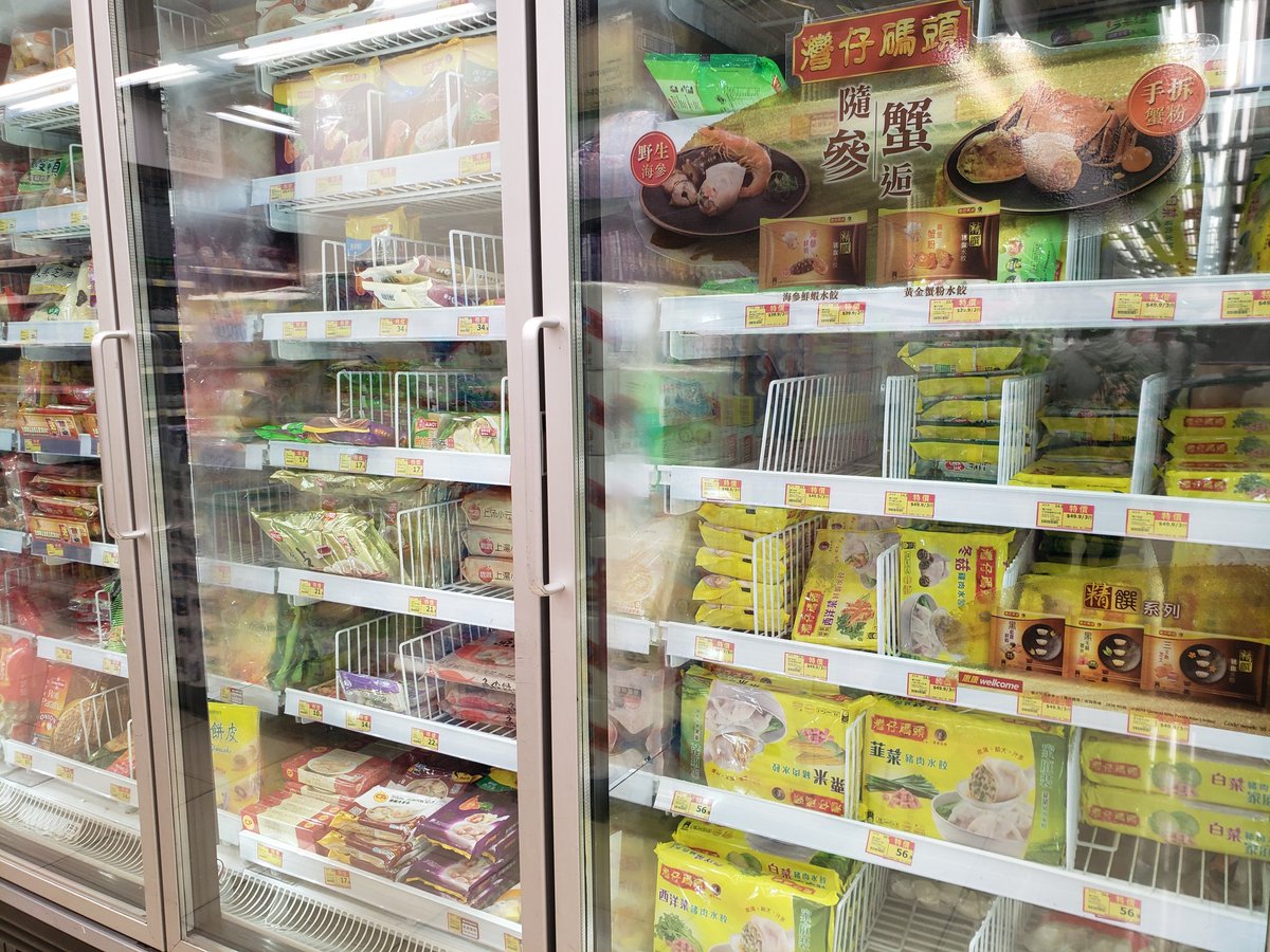 Long queue (from UG floor to ground floor) and empty shelves in a Wellcome supermarket on Wan Chai Rd, 20 mins before the chain closes for the day