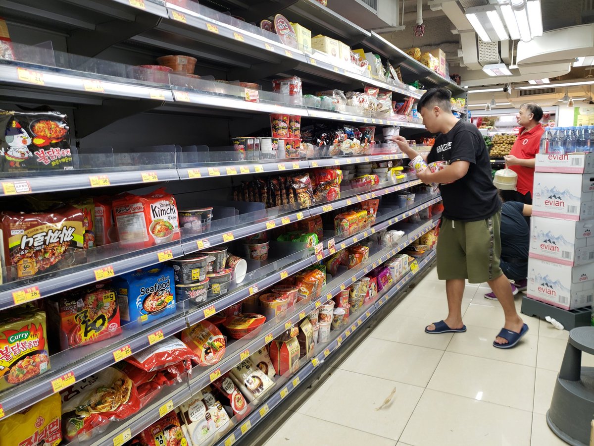 Long queue (from UG floor to ground floor) and empty shelves in a Wellcome supermarket on Wan Chai Rd, 20 mins before the chain closes for the day