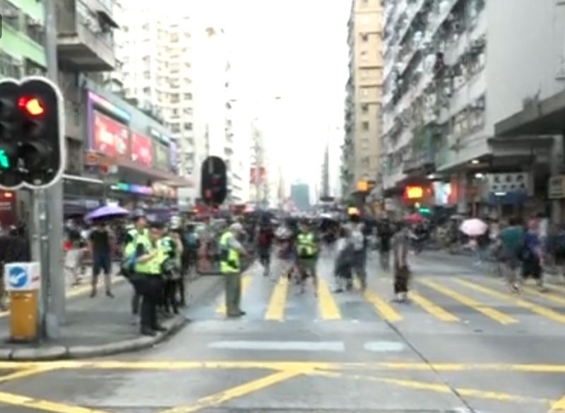 Tensions in Sham Shui Po as riot police arrive and advance on protesters at 5:10pm.  Photo: RTHK screenshot. #antiELAB