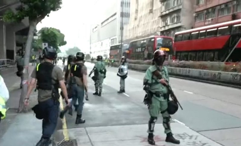 Tensions in Sham Shui Po as riot police arrive and advance on protesters at 5:10pm.  Photo: RTHK screenshot. #antiELAB