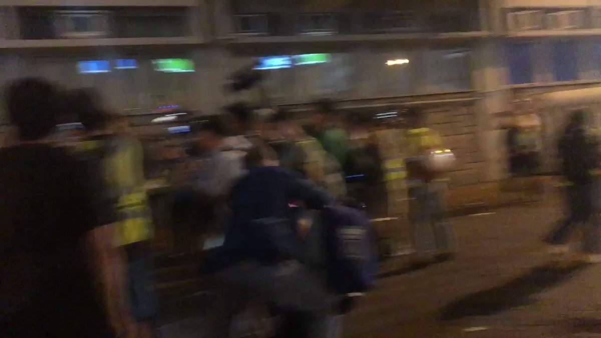 Riot police and plainclothes police suddenly rushed out of Mongkok station and subdued a few protesters. #HongKongProtests