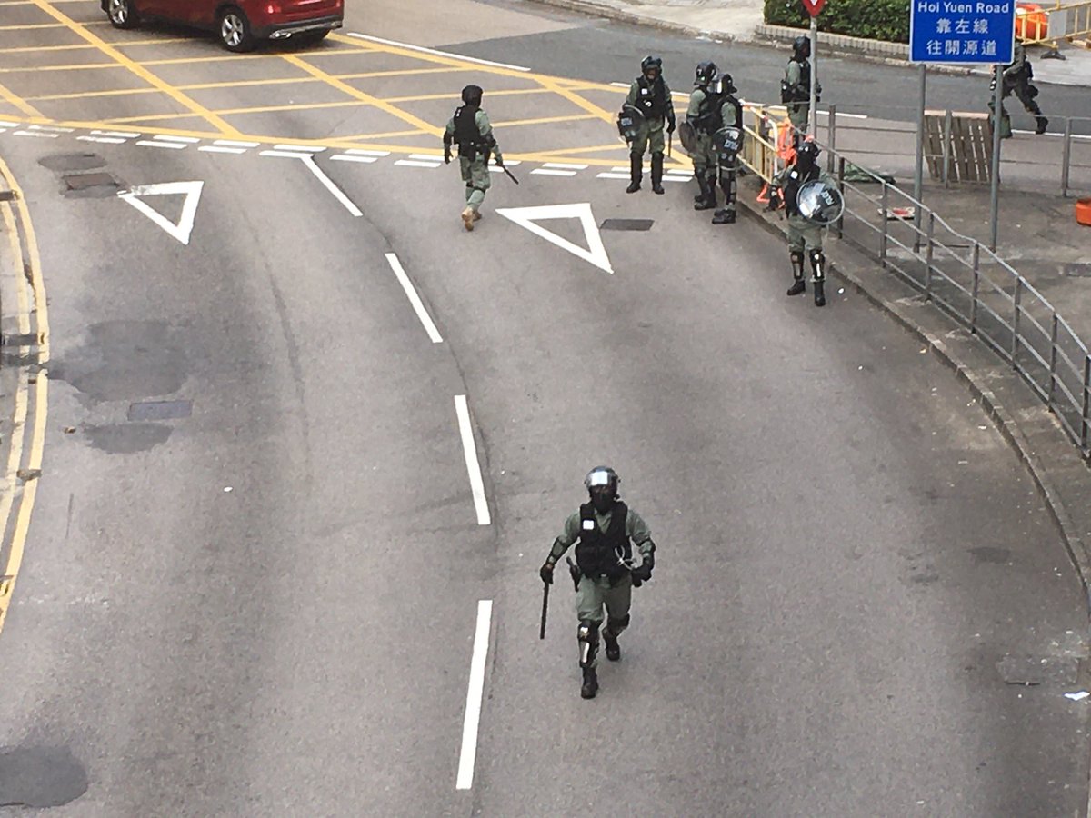 Police arriving at Kwun Tong MTR