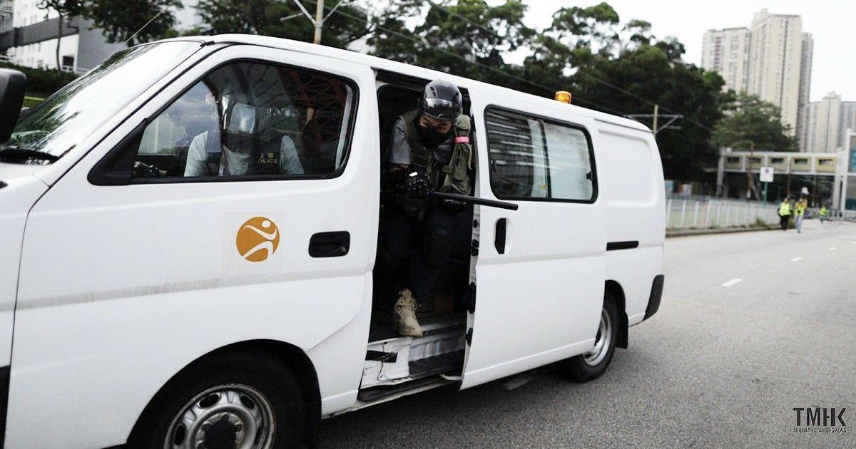 Riot Police Transported in a Van of the Leisure and Cultural Service Department. They were seen arriving by a van with the logo of the Leisure and Cultural Service Department. Stand News is currently inquiring whether and how LSCD has aided the police operation. (Stand News)