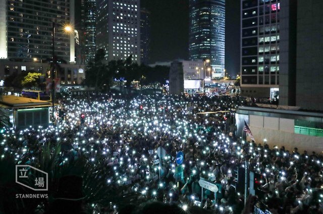 A sea of mobile phone lights at Chater Garden, as crowds shout English slogans such as fight for freedom, stand with HongKong.  Most are wearing masks in spite of the emergency law banning them.  Photo: Stand News