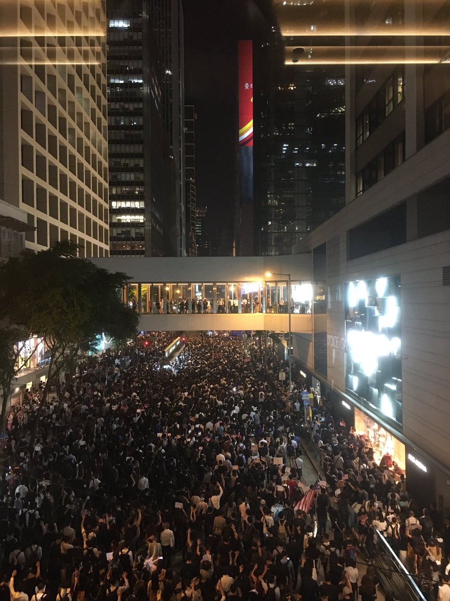 Looking west down Queen's Rd. Protesters are still backing up, moving away from Chater Garden, to make room for more people.