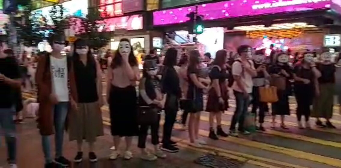 Protesters form a human chain in Causeway Bay: #HongKongProtests 